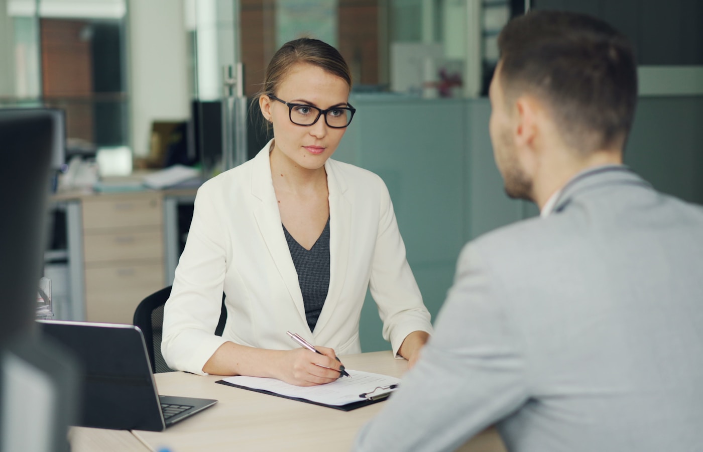 HR-Managerin beim professionellen Mitarbeitergespräch